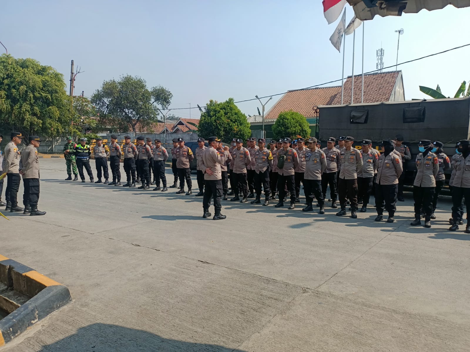 Pastikan Aksi UNRAS Karang Taruna Wirasena Kondusif, Kapolsek Klari Pimpin Apel Kesiapan Pengamanan