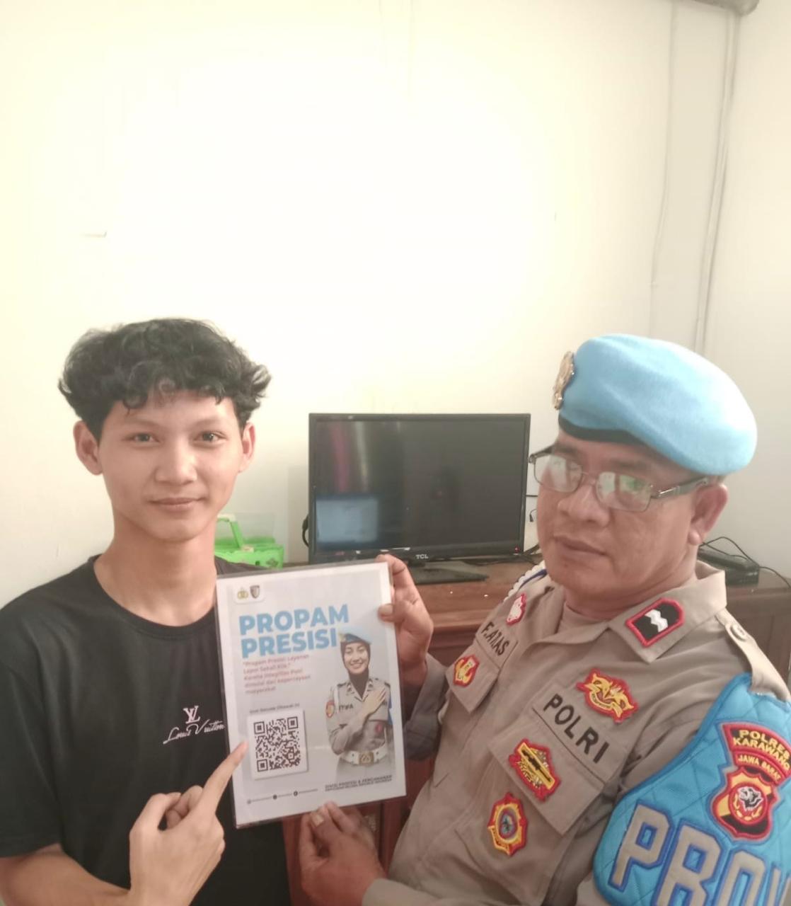 Polsek Banyusari Melaksanakan Giat Sosialisasi QR Barcode ke Masyarakat Pengaduan ke Divisi Propam Polri Bidpropam Polda Jabar
