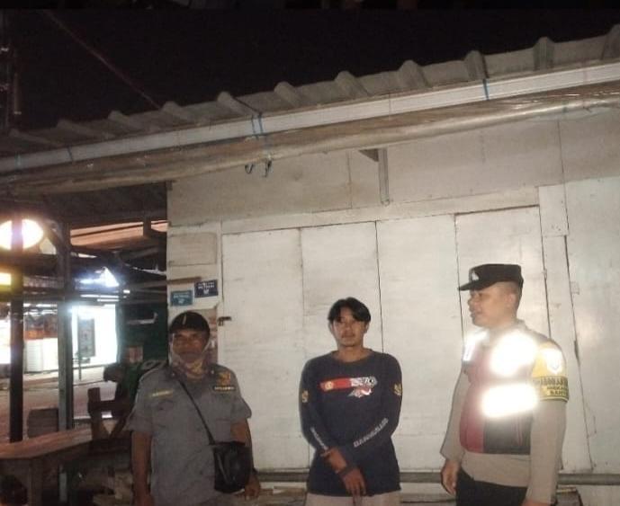 Bhabinkamtibmas Ikut Serta Dalam Giat Ronda Bersama Warga