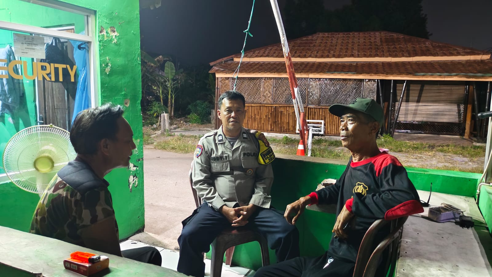 Bhabinkamtibmas Desa Belendung Ronda Malam Bersama Warga Perumahan
