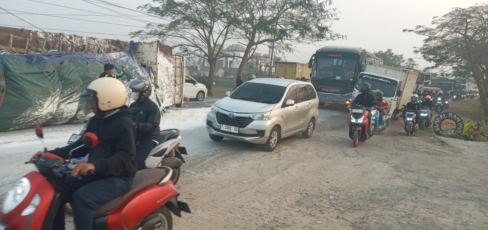 Kecelakaan Tunggal di Karawang Barat, Truk Trailer Terguling Akibat Jalan Bergelombang