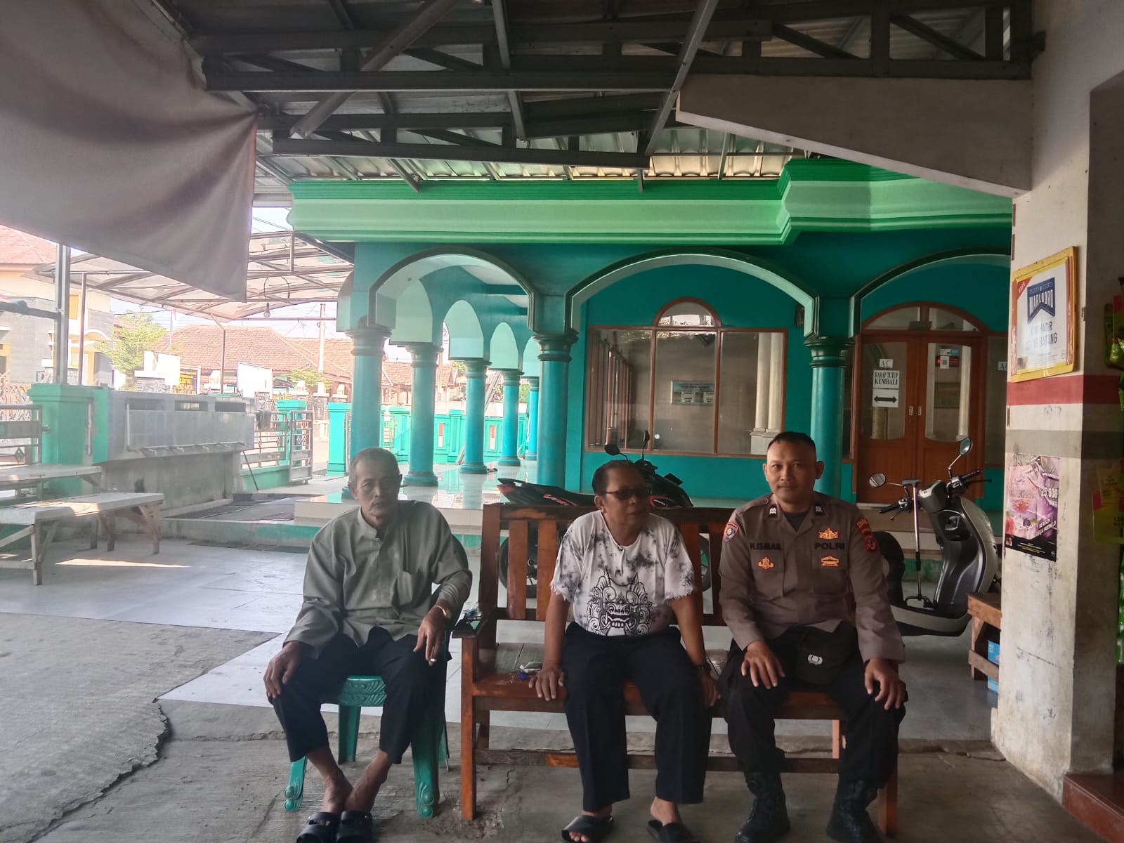Bhabinkamtibmas Polsek Telagasari Cegah Gukamtibmas di Lingkungan Binaan dengan Sebarkan Nomor Pengaduan Darurat