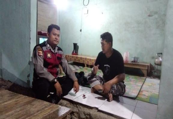 Bhabinkamtibmas Ikut Serta Dalam Giat Ronda Bersama Warga