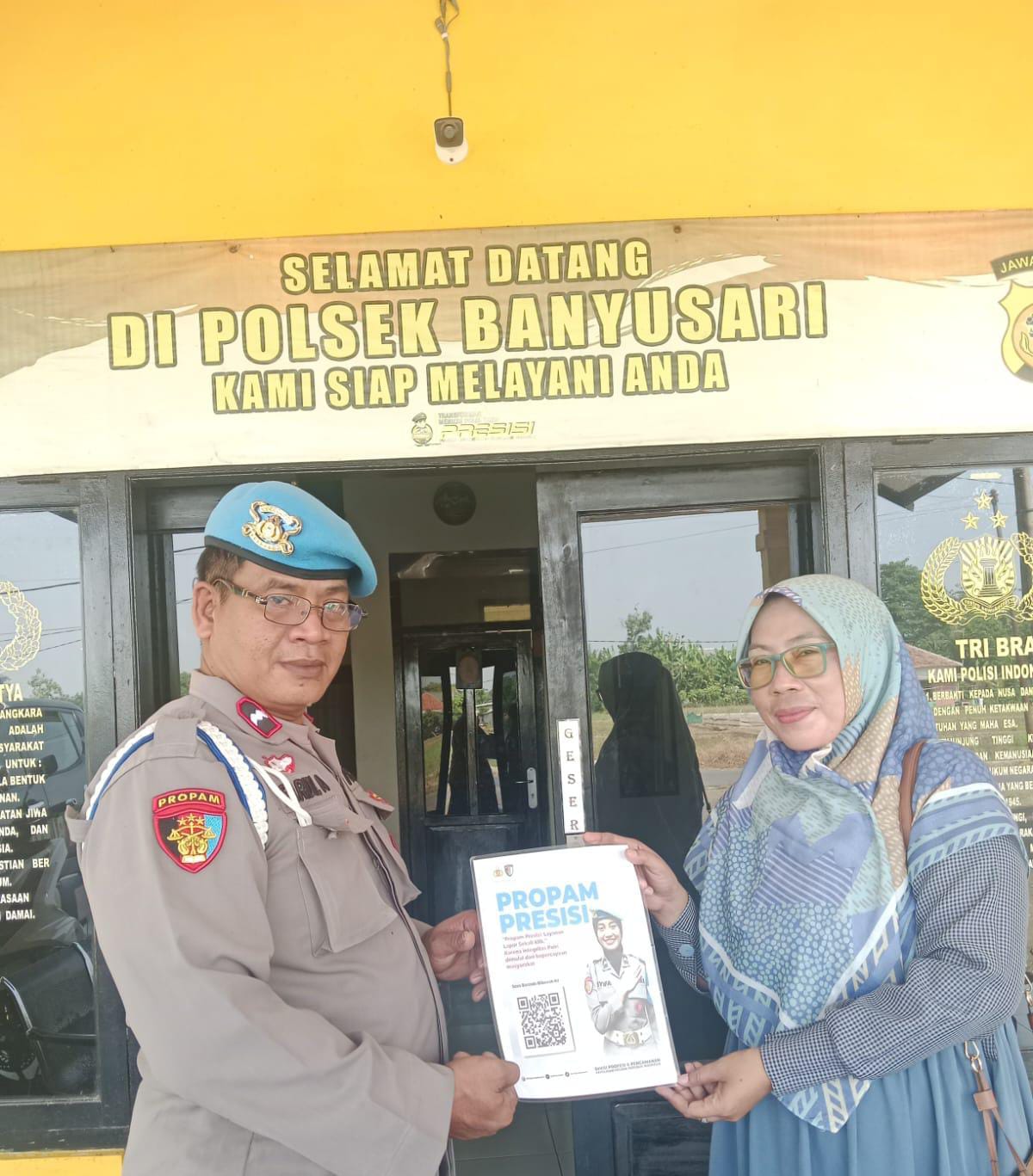 Polsek Banyusari Melaksanakan Giat Sosialisasi QR Barcode ke Masyarakat Pengaduan ke Divisi Propam Polri Bidpropam Polda Jabar