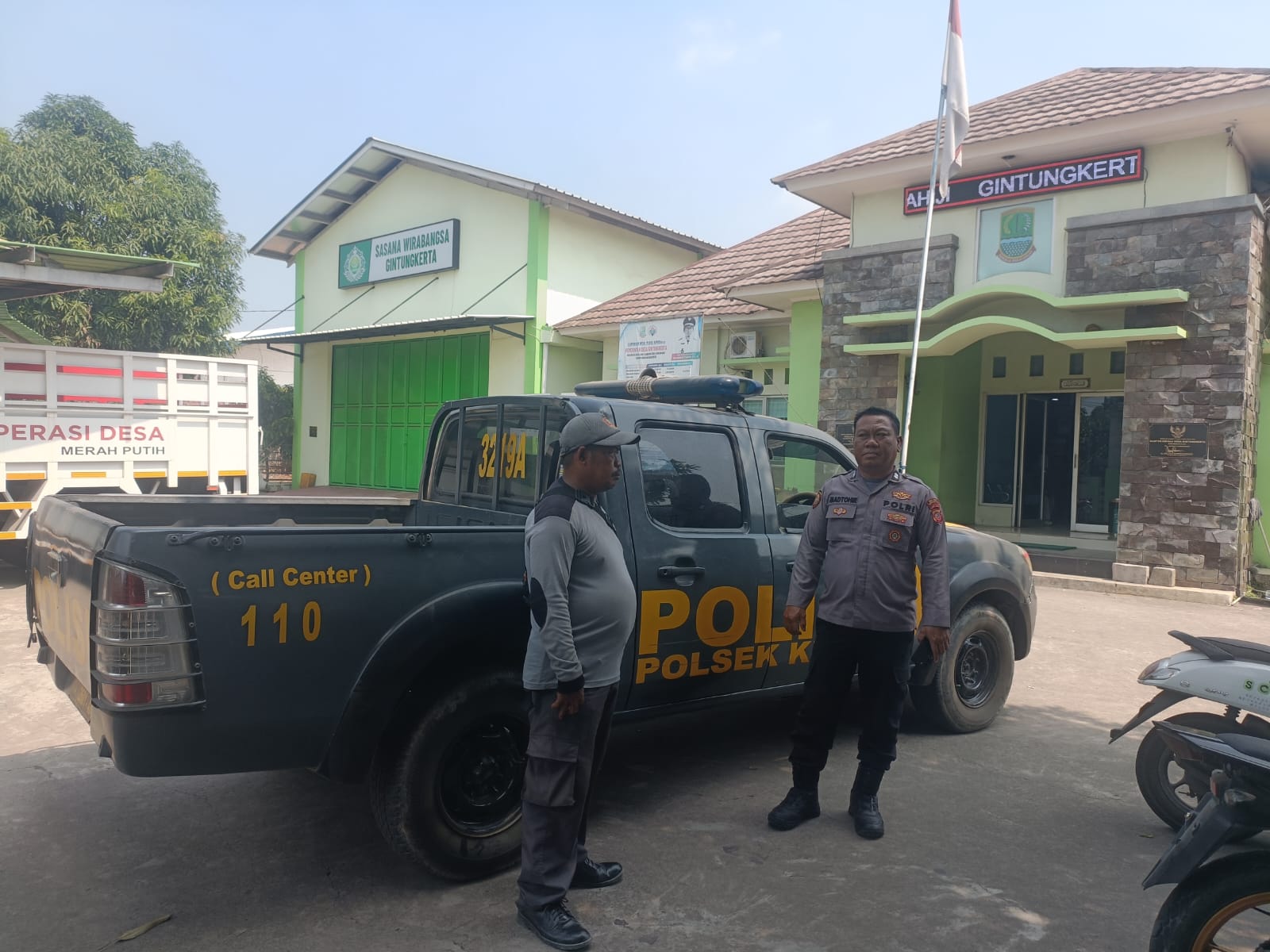 Patroli Siang Polsek Klari Sasar Anggota Linmas Desa Gintungkerta
