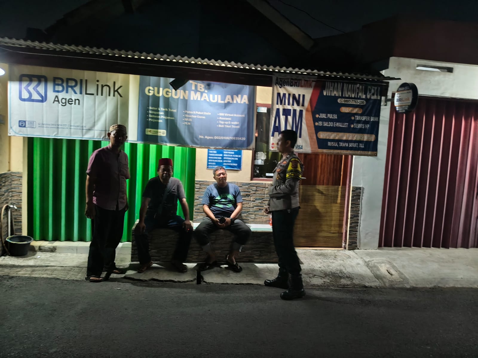 Sambangi Ronda Malam, Ini Yang disampaikan Bhabinkamtibmas Polsek Klari Ke Warga