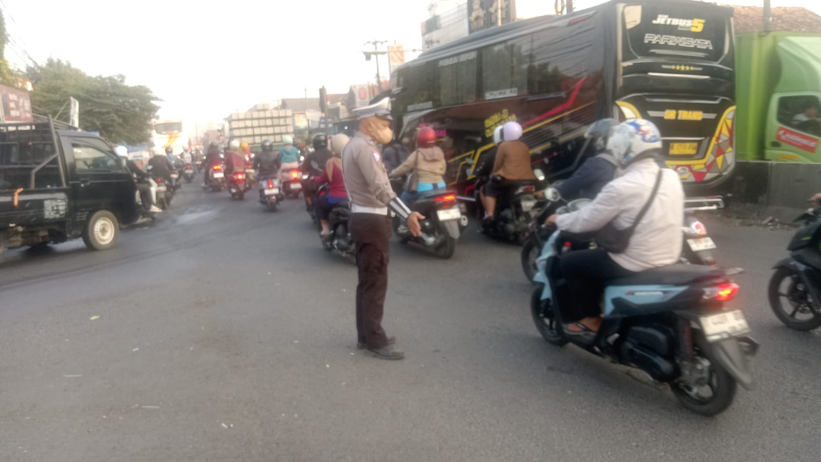 Personil Lantas Polsek Klari Hadir di Tengah Padatnya Arus Pagi Saat Masyarakat Akan Melaksanakan Aktifitas