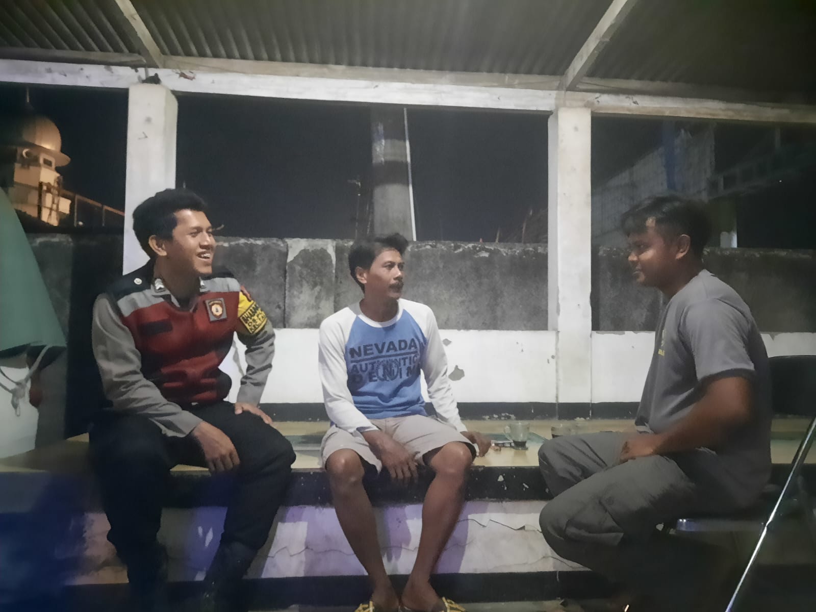 Bhabinkamtibmas Polsek Telagasari Gencar Laksanakan Ronda Bersama Warga Pastikan Lingkungan Kondusif