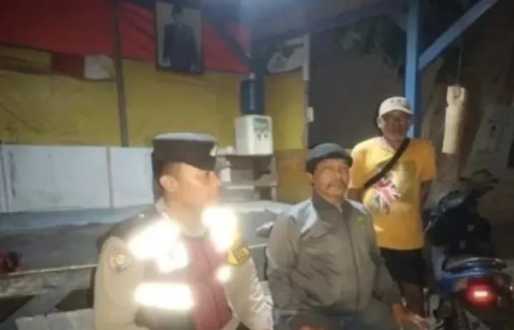 Bhabinkamtibmas Ikut Serta Dalam Giat Ronda Bersama Warga