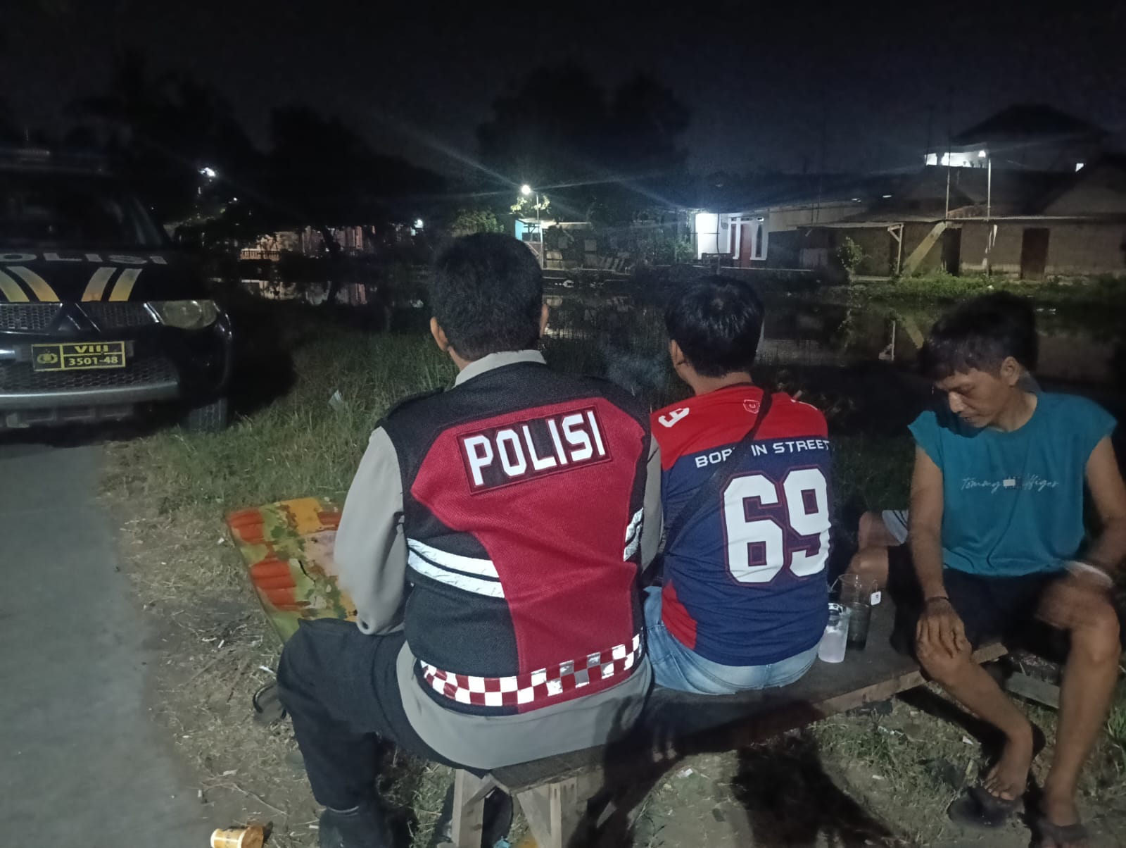 Bersama Jaga Kamtibmas, Bhabinkamtibmas Polsek Telagasari Gelar Ronda Bersama Warga