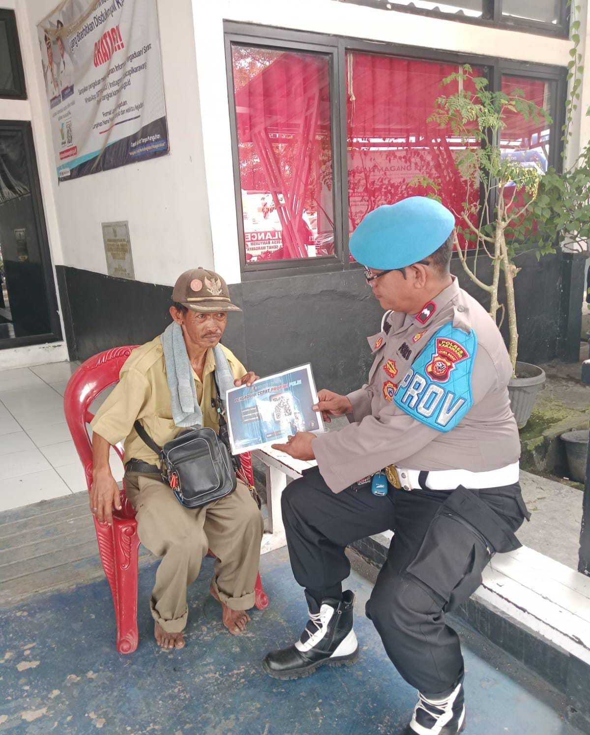 Polsek Banyusari Melaksanakan Giat Sosialisasi QR Barcode ke Masyarakat Pengaduan ke Divisi Propam Polri Bidpropam Polda Jabar