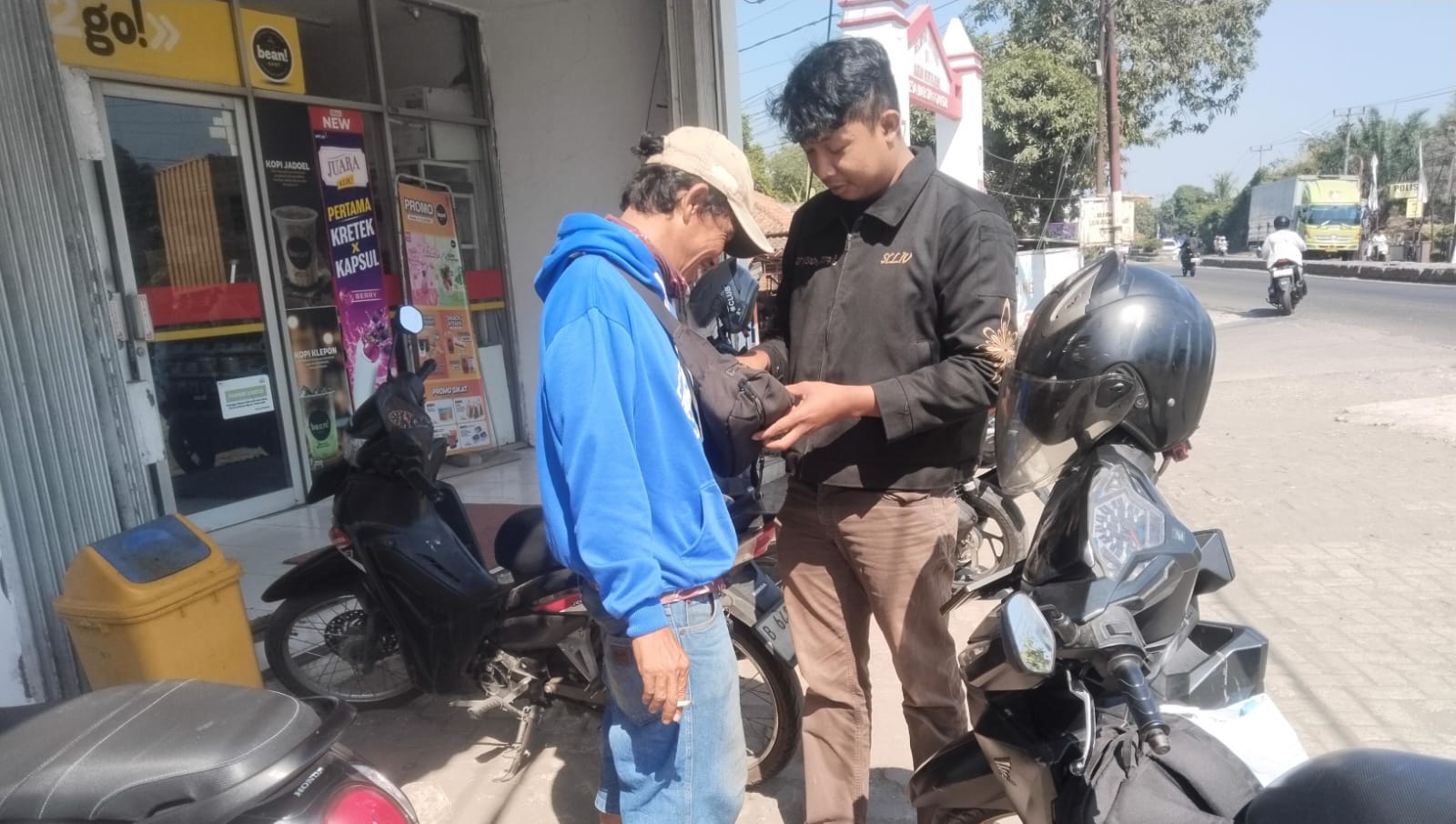 Unit Reskrim Polsek Jatisari Lakukan Patroli Kring Serse, Sambangi Juru Parkir Alfamart
