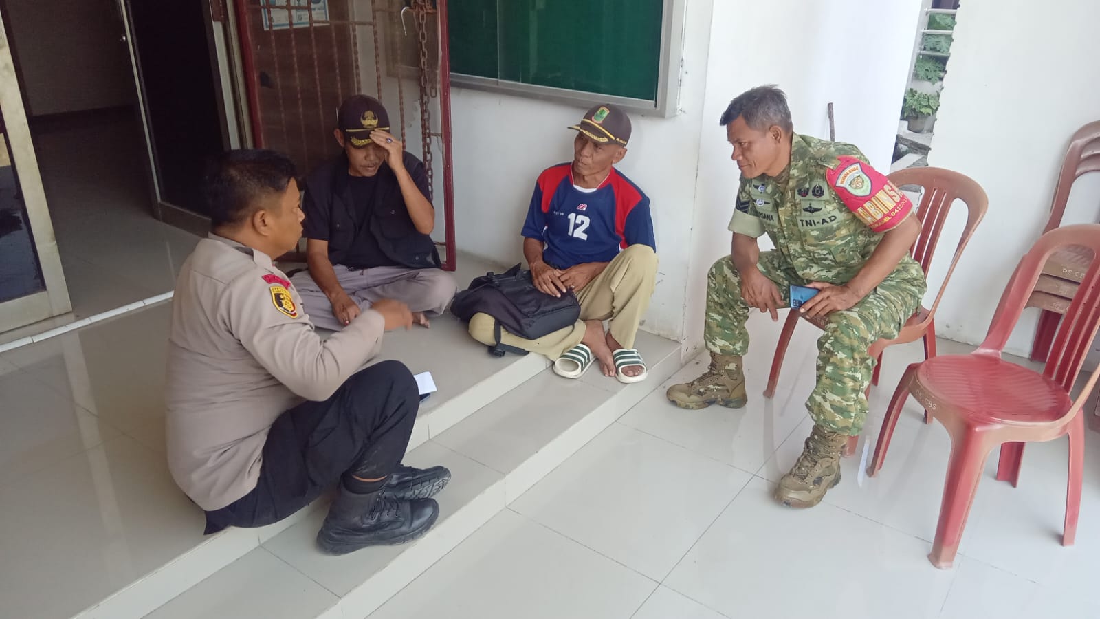 Sinergitas TNI-POLRI Bangun Komunikasi Kamtibmas Bersama Warga Desa Cibalongsari