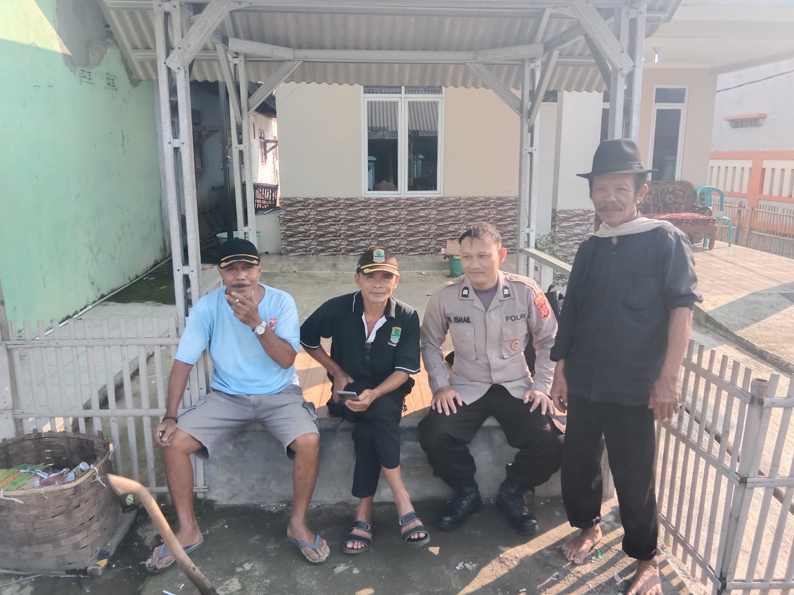 Bhabinkamtibmas Polsek Telagasari Gencar Sebar Himbauan Jaga Keamanan Lingkungan