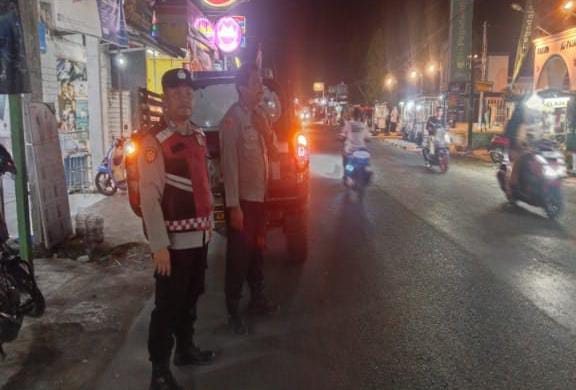 Bhabinkamtibmas Ikut Serta Dalam Giat Ronda Bersama Warga