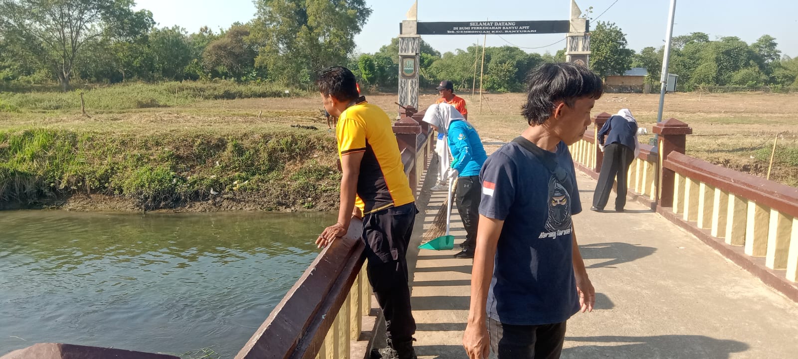 Kapolsek Banyusari dan Anggota Polsek Banyusari beserta Muspika Melaksanakan Kegiatan Jumsih di Irigasi Depan Kantor Kecamatan Banyusari
