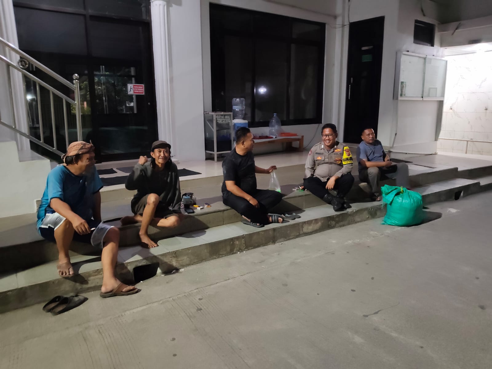Personil Polsek Klari Sambangi Warga yang Melaksanakan Ronda Malam, Perkuat Kamtibmas di Desa Binaan