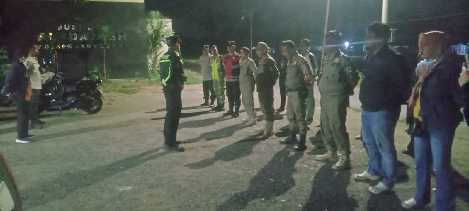 Kapolsek Banyusari Pimpin Gelar Apel Persiapan KRYD di Mapolsek Banyusari