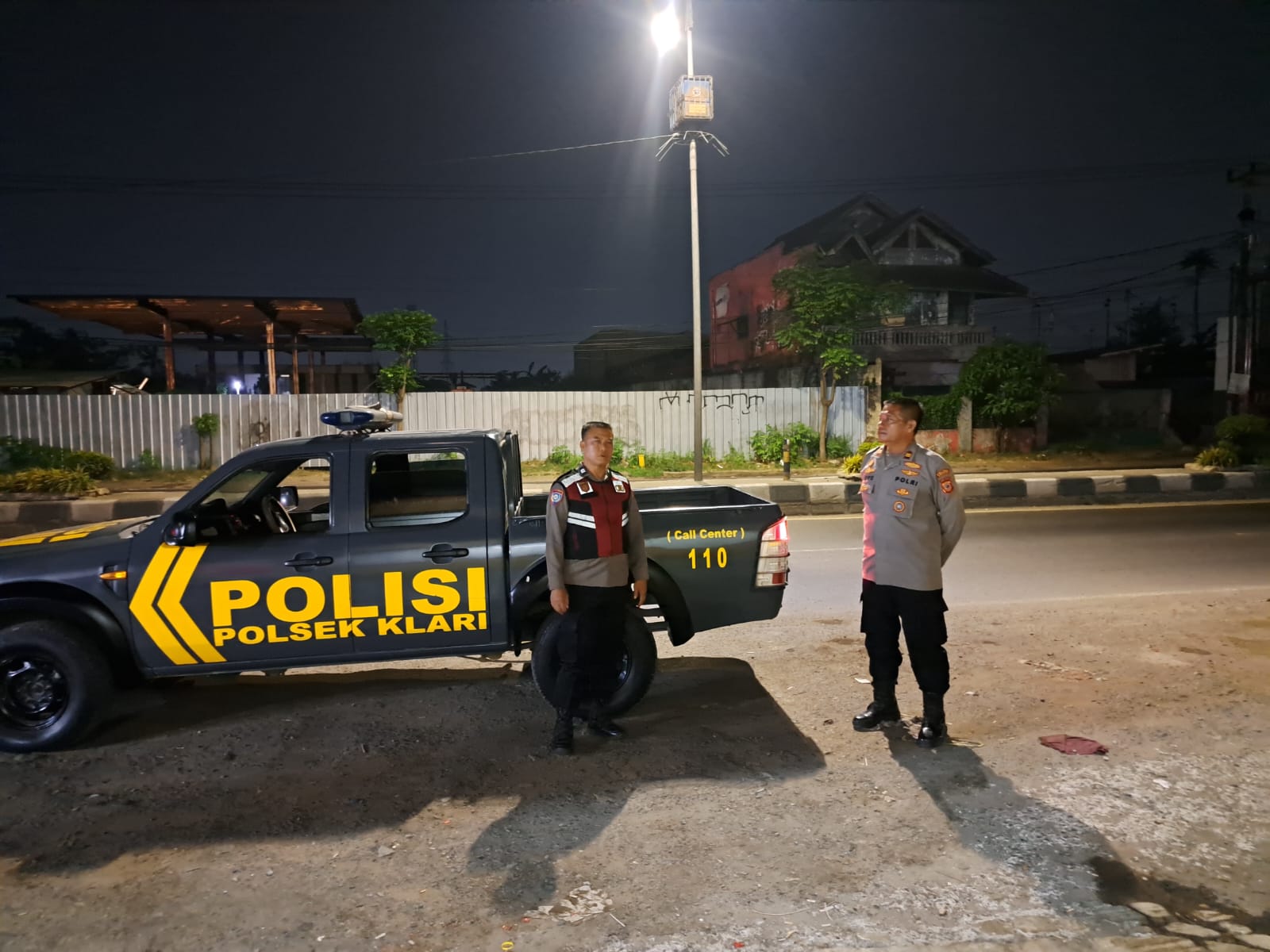 Patroli Dini Hari, Polsek Klari Pastikan Wilayah Jalan Raya Klari-Kosambi Tetap Kondusif