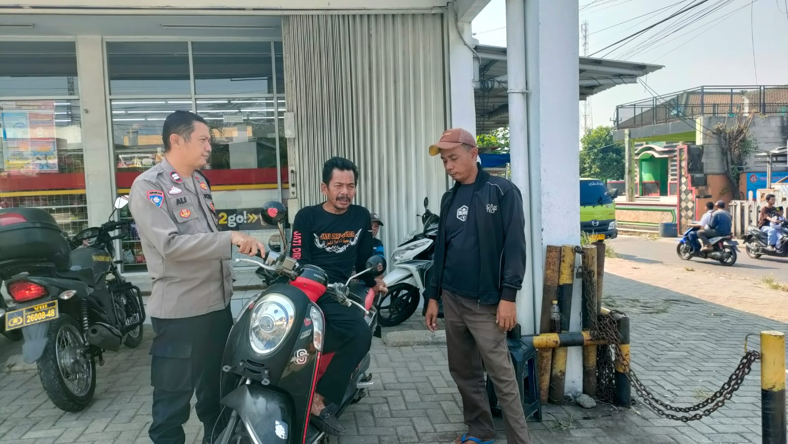 Cegah TPPO Menyebar di Lingkungan Masyarakat, Bhabinkamtibmas Polsek Klari Beri Warga Himbauan