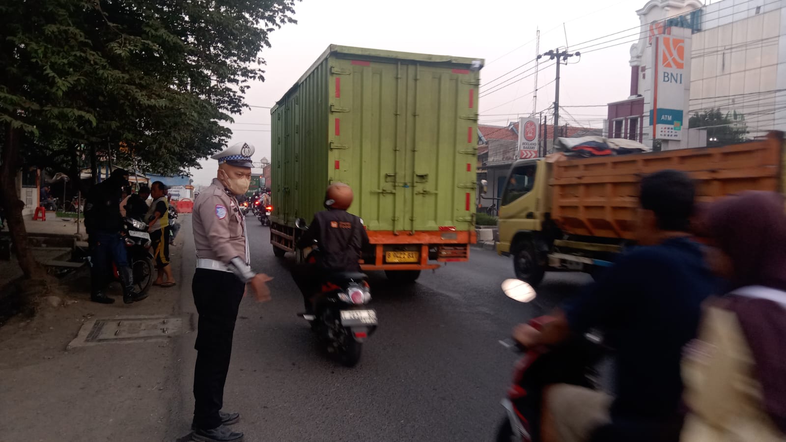 Personil Lantas Polsek Klari Hadir di Tengah Padatnya Arus Pagi, Pastikan Arus Lalin Lancar dan Kondusif