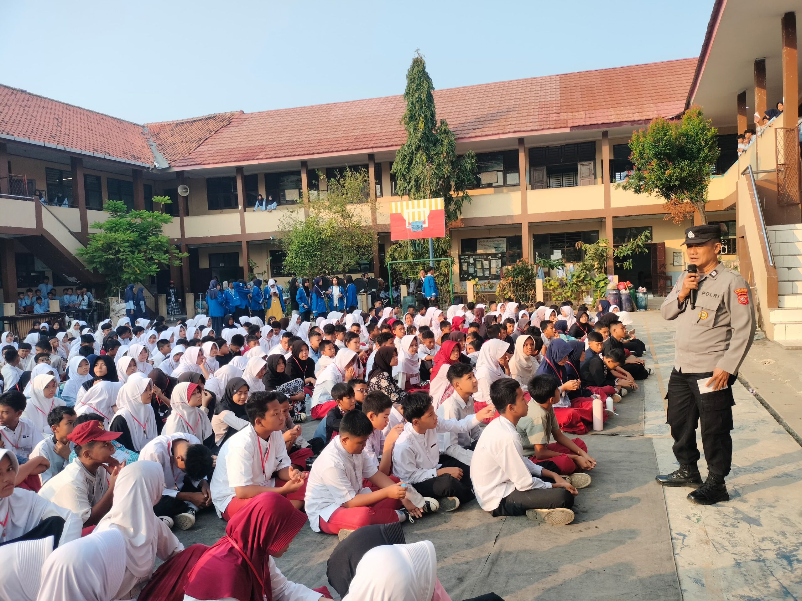 MPLS SMPN 1 Klari, Personil Bhabinkamtibmas Sampaikan Materi Bahaya dan Dampak Judi Online ‎