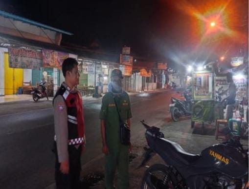 Bhabinkamtibmas Ikut Serta Dalam Giat Ronda Bersama Warga