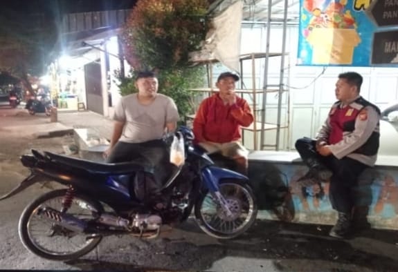 Bhabinkamtibmas Polsek Telagasari Laksanakan Siskamling Antisipasi Gukamtibmas Bersama Warga