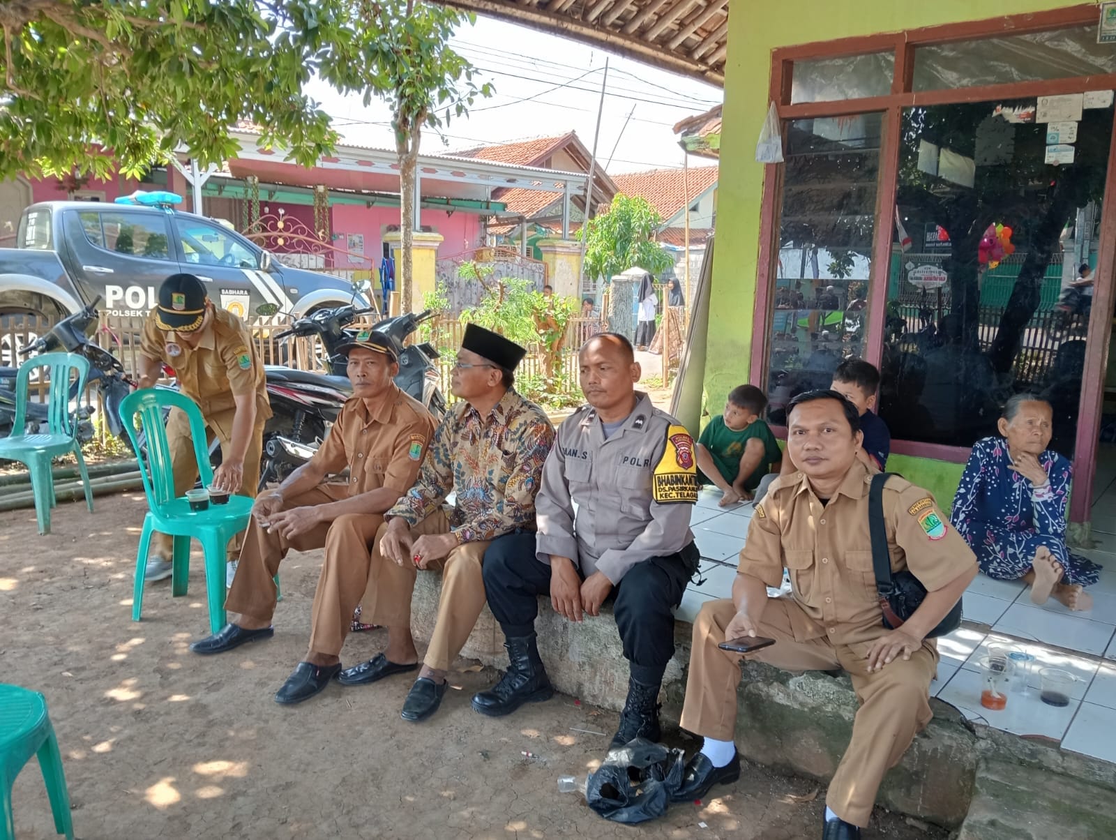 Bhabinkamtibmas Polsek Telagasari Sebar Himbauan Cegah Kenakalan Remaja