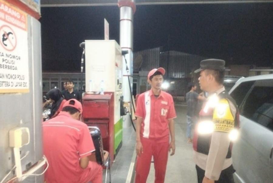 Kunjungi SPBU Gempol Patroli Prekat Polsek Banyusari di Malam Hari