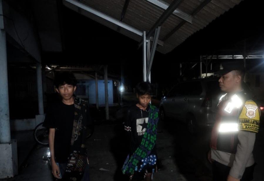 Bhabinkamtibmas Ikut Serta Dalam Giat Ronda Bersama Warga
