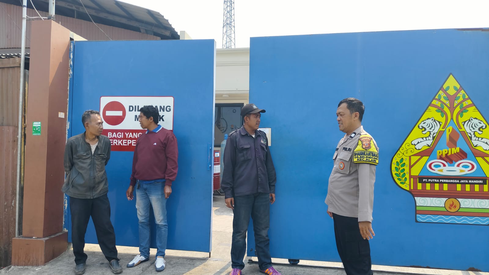 Bhabinkamtibmas Polsek Klari Patroli Siang Sambangi PT PPJM Belendung, Sampaikan Pesan Kamtibmas