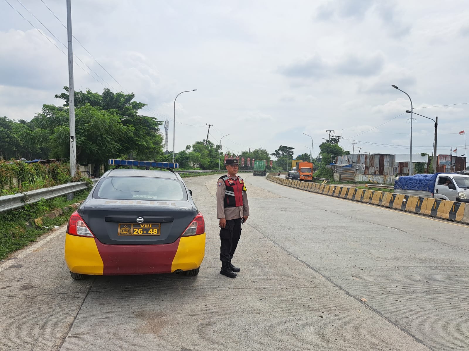 Personel Patroli Polsek Klari Laksanakan Strong Point di Pintu Keluar-Masuk Gerbang Tol Karawang Timur