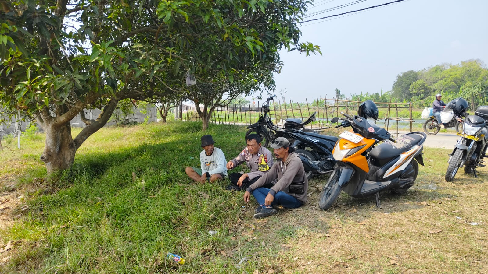 Bhabinkamtibmas Polsek Klari Ngawangkong Santai Bareng Warga, Bahas Kamtibmas di Desa Belendung