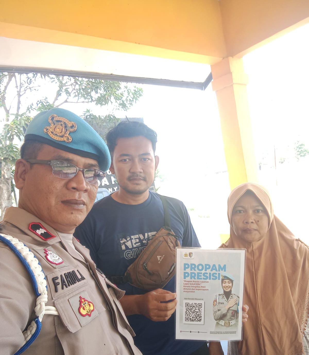 Polsek Banyusari Melaksanakan Giat Sosialisasi QR Barcode ke Masyarakat Pengaduan ke Divisi Propam Polri Bidpropam Polda Jabar