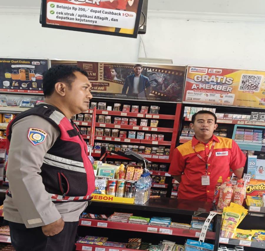 Giat Patroli Perekat Supermarket Alfamart Gempol Guna Antisipasi Kejahatan