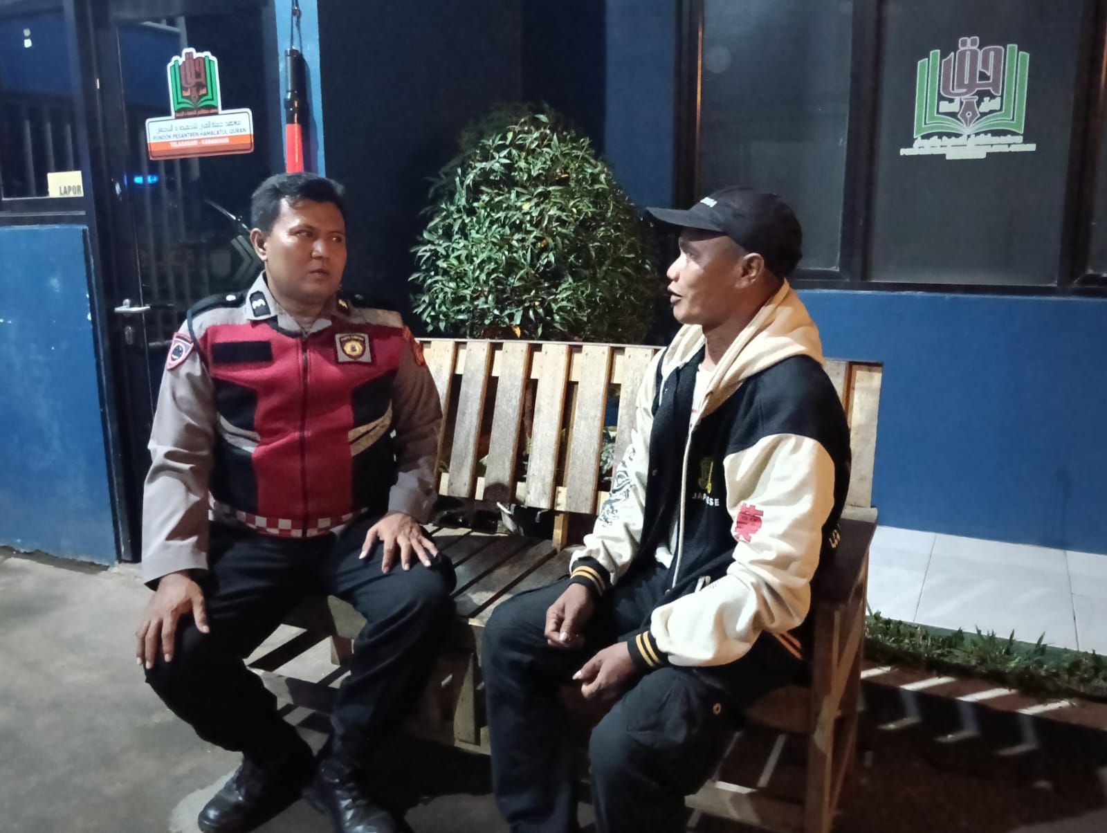 Bhabinkamtibmas Polsek Telagasari Dampingi Warga Binaan Jaga Kondusifitas Lingkungan Dalam Giat Ronda