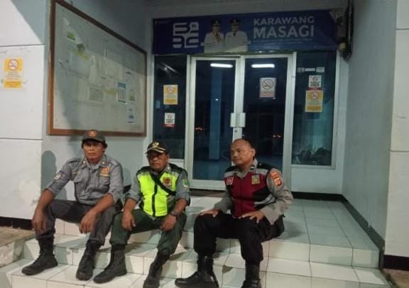 Bhabinkamtibmas Polsek Telagasari Sigap Jaga Kondusifitas Malam Bersama Warga Binaan