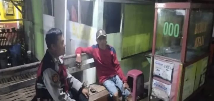 Bhabinkamtibmas Ikut Serta Dalam Giat Ronda Bersama Warga