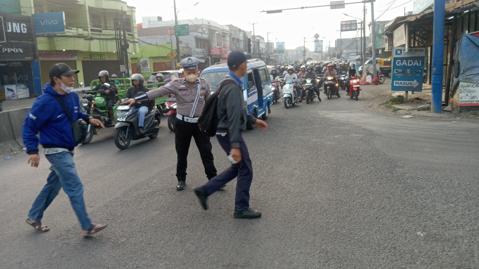 Personil Lantas Polsek Klari Hadir di Tengah Padatnya Arus Pagi, Pastikan Arus Lalin Lancar dan Kondusif