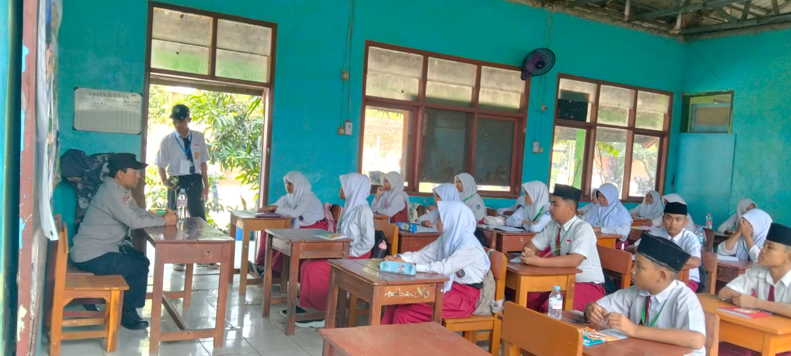 MPLS SMP IT Al Hasanah, Personil Bhabinkamtibmas Sampaikan Materi Bahaya dan Dampak Judi Online 
