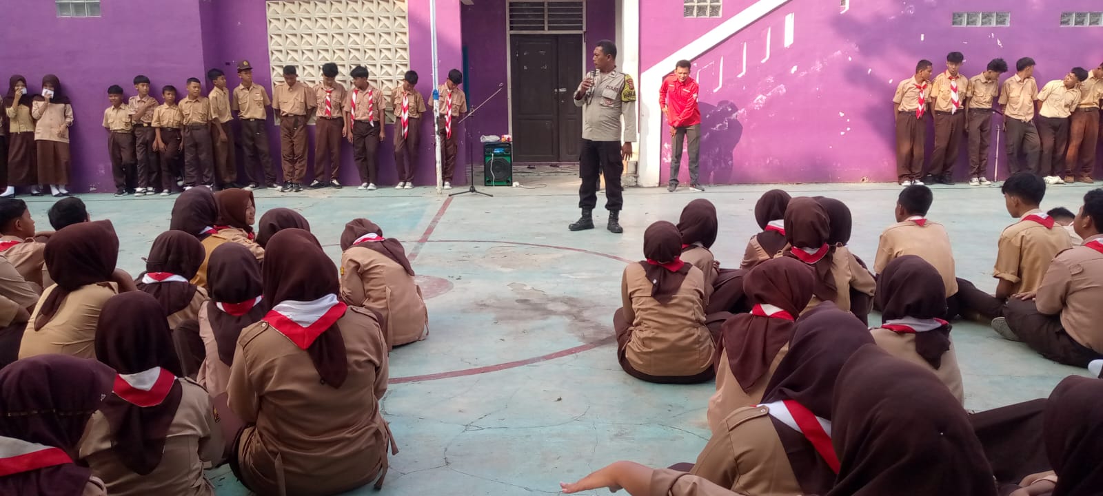 Tanamkan Kesadaran Sejak Dini, Bhabinkamtibmas Polsek Klari Bekali Peserta MPLS SMK Garnas ( Gerakan Nasional ) Bahaya Narkoba dan Kenakalan Remaja