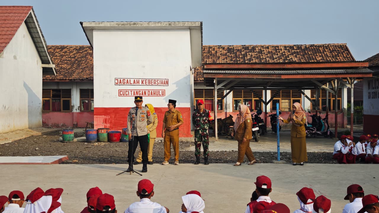 Kapolsek Banyusari Menghadiri Upacara Bendera dan Rapat Dinas di SDN Cicinde Utara 1
