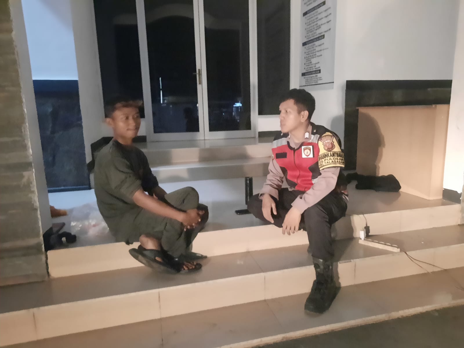 Bhabinkamtibmas Polsek Telagasari Laksanakan Siskamling Antisipasi Gukamtibmas Bersama Warga