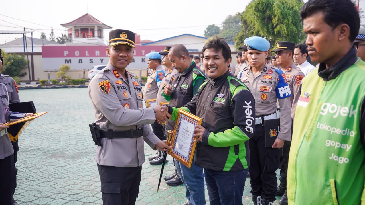 Kapolres Karawang Beri Penghargaan kepada Personel Berprestasi dan Tiga Driver Gojek, Wujud Apresiasi untuk Pengabdian dan Prestasi