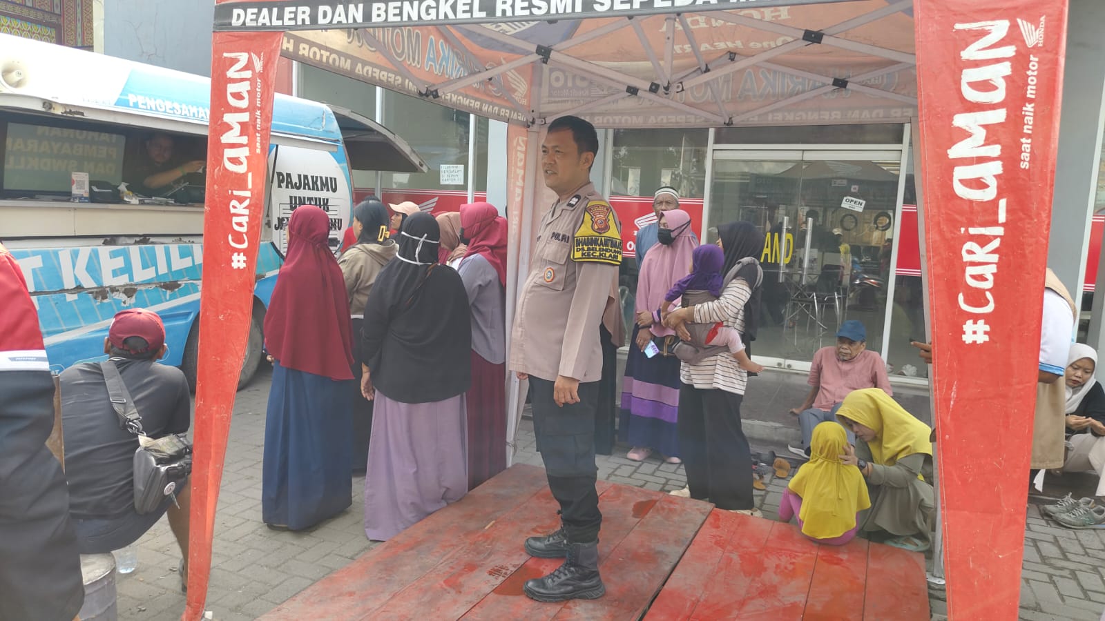 Bhabinkamtibmas Polsek Klari Lakukan Pengamanan Pusat Perbelanjaan di Desa Belendung