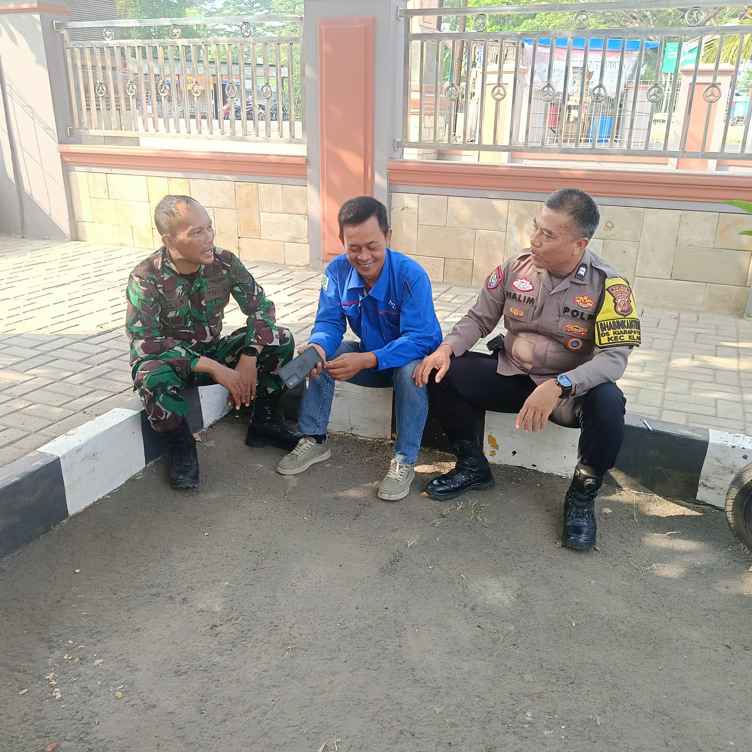 Perkuat Sinergitas TNI–Polri, Bhabinkamtibmas Desa Kiarapayung Bersama Babinsa Sambangi Warga dan Ajak Jaga Keamanan Lingkungan