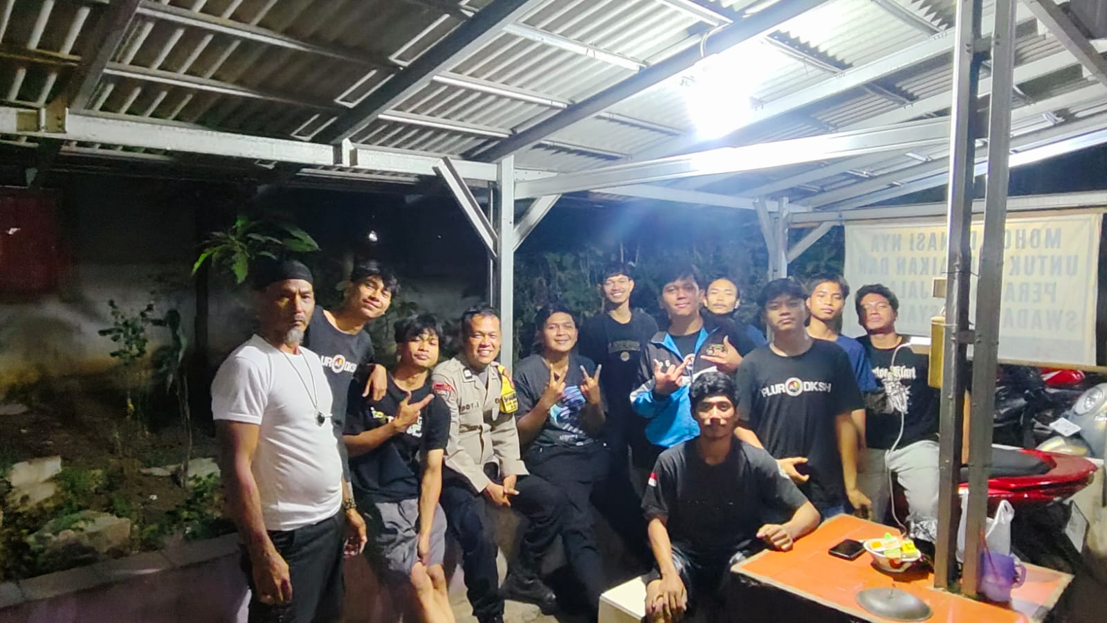 Bhabinkamtibmas Polsek Klari Laksanakan Ngawangkong di Pos Ronda Perum Karawang Baru Residence