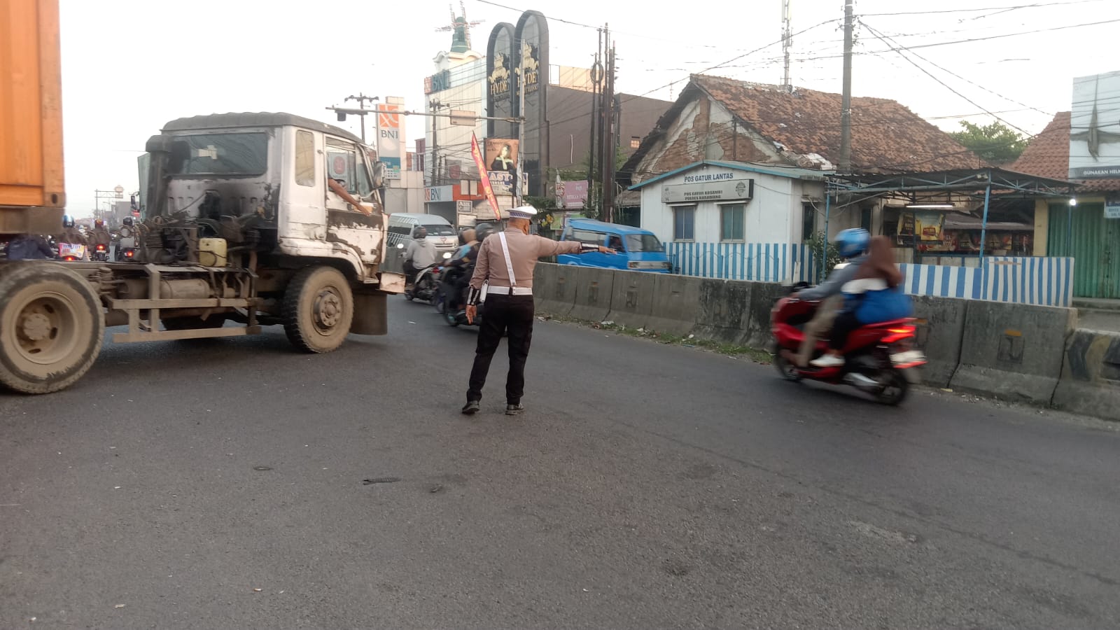 Gatur Lalin Polsek Klari, Arus Lalin Pertigaan Pasar Kosambi Lancar dan Kondusif