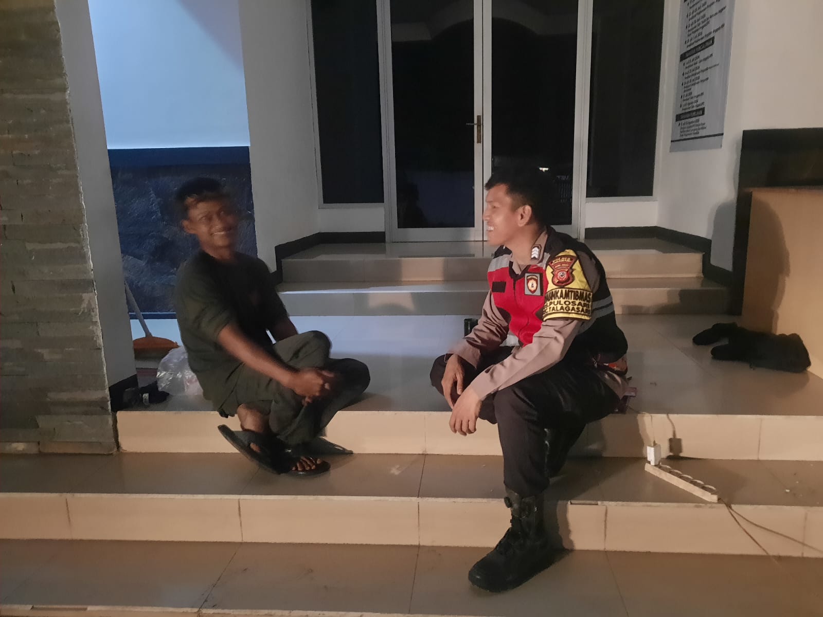 Bhabinkamtibmas Polsek Telagasari Laksanakan Siskamling Antisipasi Gukamtibmas Bersama Warga